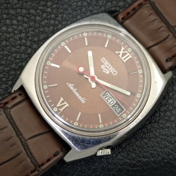 Vintage 1974 Square Seiko Automatic Mens Silver Watch W/daydate & Brown accents - Picture 6 of 10